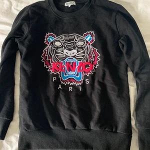 Kenzo tjocktröja - En fake kenzo tröja, supersnygg och i väldigt bra skick! Storlek S men passar även xs. Pris kan diskuteras vid snabb affär. 