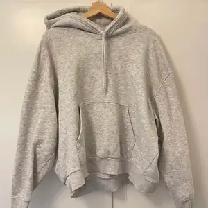 Ljusgrå hoodie från weekday🚀(första bilden är lånad)