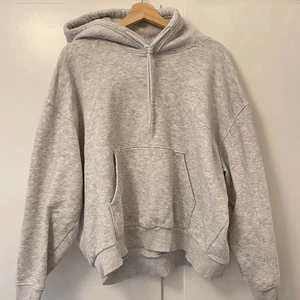 Weekday hoodie - Ljusgrå hoodie från weekday🚀(första bilden är lånad)