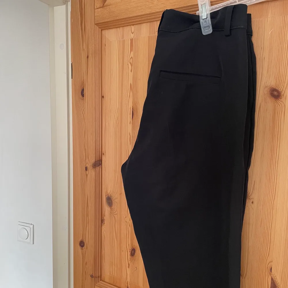 Svarta kostymbyxor från Gina Tricot med lite utåtsvängda ben. Säljer då de inte passar längre!💗 Köparen står för frakten. Kostymer.