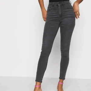 Molly jeans - Säljer dessa snygga skinny jeans från Ginatricot i modellen molly! Sitter som en smäck😍 men passar mig tyvärr inte längre, har dessutom använts endast 1 gång så de är i perfekt o nytt skick!