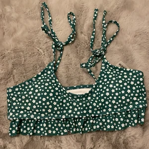 shein bikini - såå fin grön bikini från shein, med uttagbara ilägg!! tyvärr för liten för mig, strl s. 40kr + frakt💚💚