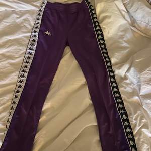 ett par lila trackpants från kappa, köpta på plick men tyckte inte att de passade mig helt 100. jag är 163 och de går över fötterna på mig ungefär, nyskick. 