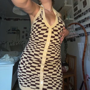 Kort klänning - Megasnygg rutig stickad kort klänning, aldrig använd