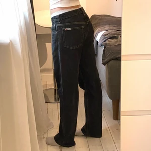Vintage japanese denim - Sååå fina vintage jeans en så fin svartgrå färg. Sitter lågmidjat och straight, så trendiga och passar till allt! Priset är satt utifrån vad jag tidigare sålt liknande jeans för. Midja 40cm, innerben 75cm. Skriv för frågor, mått eller fler bilder!💞💕💕