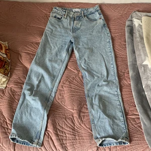 Zara jeans i storlek 36 - Högmidjade jeans som tyvärr blivit för korta för mig som är 170 cm. Älskar dessa jeans!