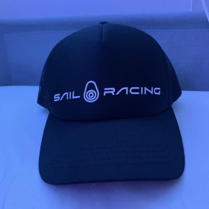 sail racing keps - en helt ny äkta sail racing keps köpte idag men passar ej med kepasar så tänkte sälja den. priset kan sänkas 50 kr