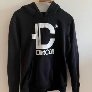 Dirtcult hoddie - Super snygg dirtcult hoddie i använt men super bra skick💗💗 de är en storlek L men sitter som en M💞