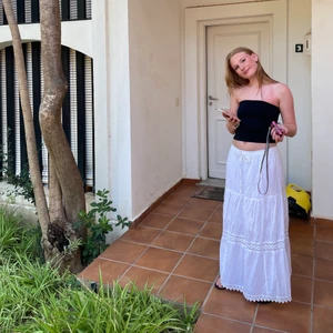 Vit lågmidjad långkjol🦋 - Såååå fin vit långkjol köpt i spanien🌸 Storleken är onesize men midjan är justerbar så den passar mellan xs-m skulle jag säga. Det går att välja om man vill sätta den lågmidjad eller högmidjad🤩 Kjolen är i nyskick, KÖP DIREKT FÖR 350💕