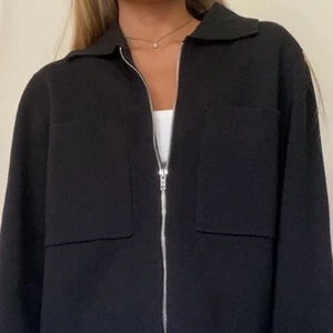 Svart kofta - Lånade bilder!!!! Super snygg kofta från Åhléns! Storlek M🤎