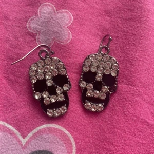 skelett örhängen  - superfina skelett örhängen med rhinestones:)