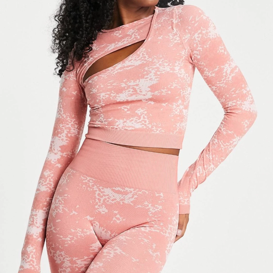 Långärmad topp med utskuren detalj 