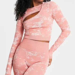 Långärmad topp med utskuren detalj  - Helt nytt  Beskrivning : Rund halsringning Långa ärmar Utskuren detalj Kort design Smal passforms Mjuk jersey med stretch Lätt känsla 