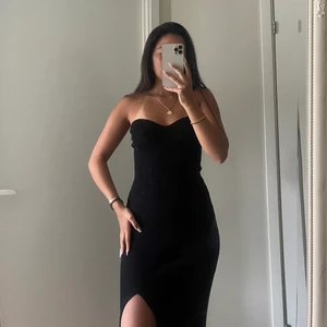 Svart långklänning - Svart långklänning i stickat material, använd fåtal gånger💕💕💕💕 passar S/M