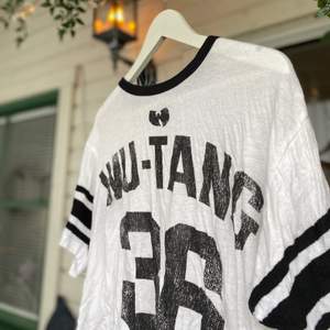 Svartvit (något croppad) Wu-Tang tröja från USA! Väldigt bekvämt material! Köparen står för frakten! ♥️