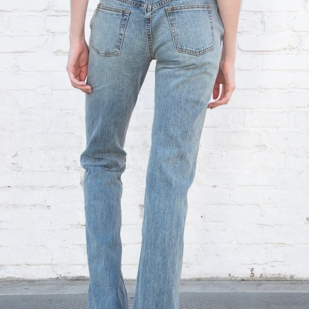 Säljer dessa nya brandy melville jeans då de tyvär var för korta. Låg midja och lite utsvängda :) Både innerbenslängden och midjemåttet är ca 78 cm. Köpta för 440 kr.  . Jeans & Byxor.
