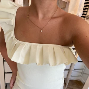 Söt topp! - Säljer denna super söta topp från Zara! Aldrig använd, utan bara testad. Prislappen är dock inte kvar