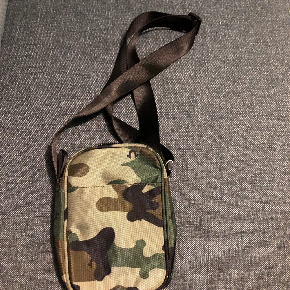 Helt ny true religion väska med många fack i camouflage print. Väskor.