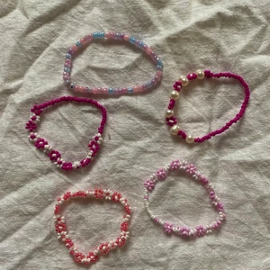 pärlsmycken - Några rosa favoriter. Blommor - 69kr, några blommor - 59kr, pärlor - 35kr, 13 kr frakt💗💗