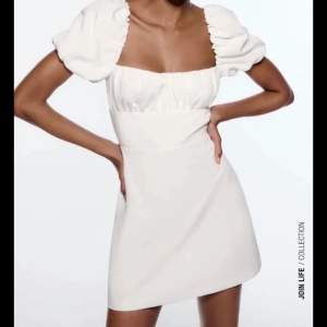 Jätte fin vit klänning med öppen rygg från Zara. Aldrig använd, endast testad. Strl XS.
