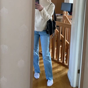 Jeans från nakd - Säljer dessa jeans då de tyvärr var förstora. Använt endast en gång. Storlek 34 💙 kommmed prisförslag. 
