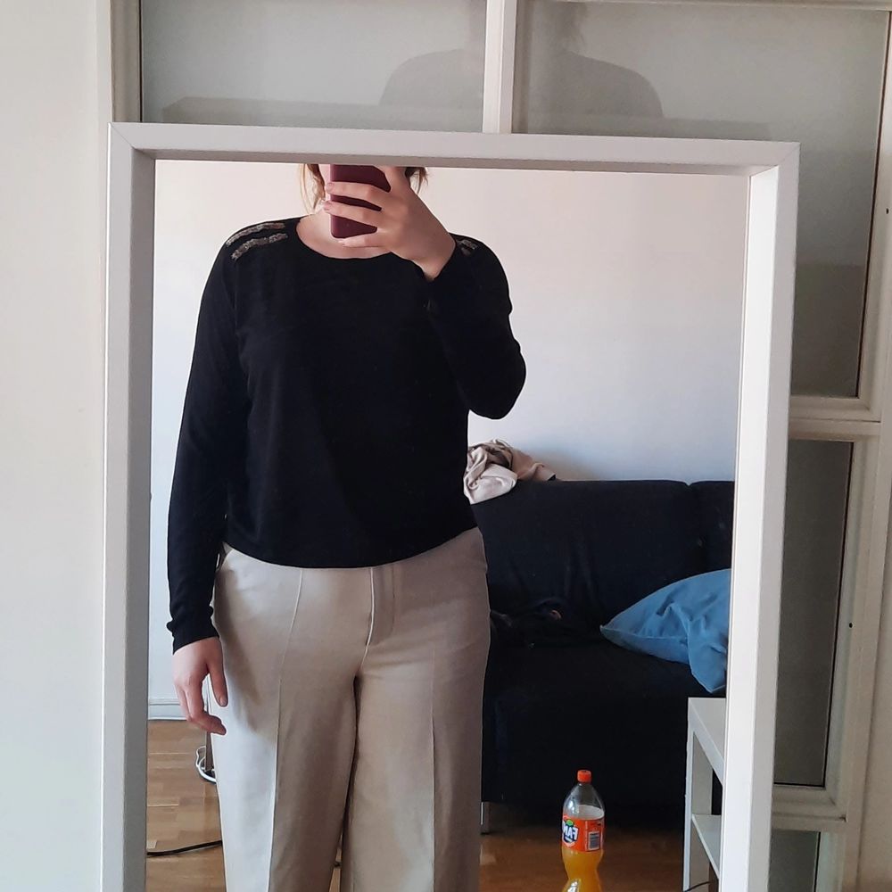 I normally wear S/M and it fits perfectly loose then!:) black soft sweater with golden shoulder detail. 50% acrylic, 50% viscose. Tröjor & Koftor.