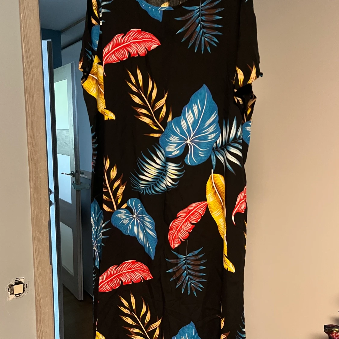 Fin svart exotisk klänning med fjädrar. Storlek XL