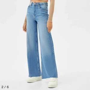 Jeans  - Snygga ljusblå jeans i modellen Wide leg från Bershka. Lite avklippta nedtill då de var långa på mig som är 171cm. Storlek 32 men sitter som stl. 34/XS. Har endast använts 5ggr. Frakt tillkommer men kan även mötas upp för överlämning i Stockholmsområdet. 