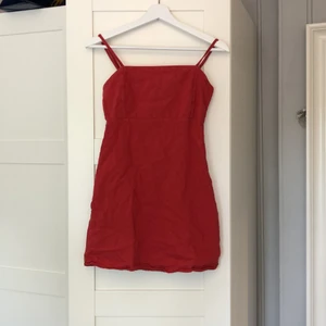 Pull&Bear röd klänning - Så himla fin och söt klänning från Pull&Bear🌸😍 Tyvärr har den blivit för liten för mig därav ingen kroppsbild. Klänningen är i superbra skick. 