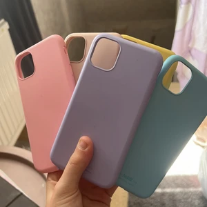 Holdit skal för iPhone 11 - Säljer mina skal från Holdit till min gamla mobil pågrund av att jag precis bytt⭐️ säljer alla skalen för 150kr plus frakt. Vill bara bli av med dem