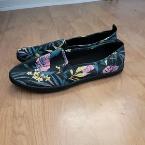 Tygskor - Blommiga tygskor med svart sula. Aldrig använda. Storlek 39  Från djur och rökfritt hem  Kan skickas mot fraktkostnad 