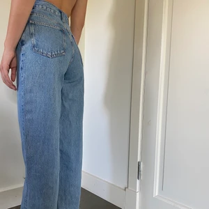 Midwaist jeans  - Weekday jeans i modellen rail (mid straight jeans). Storlek 24/32. Jag är 168 cm lång och bär oftast xs/s