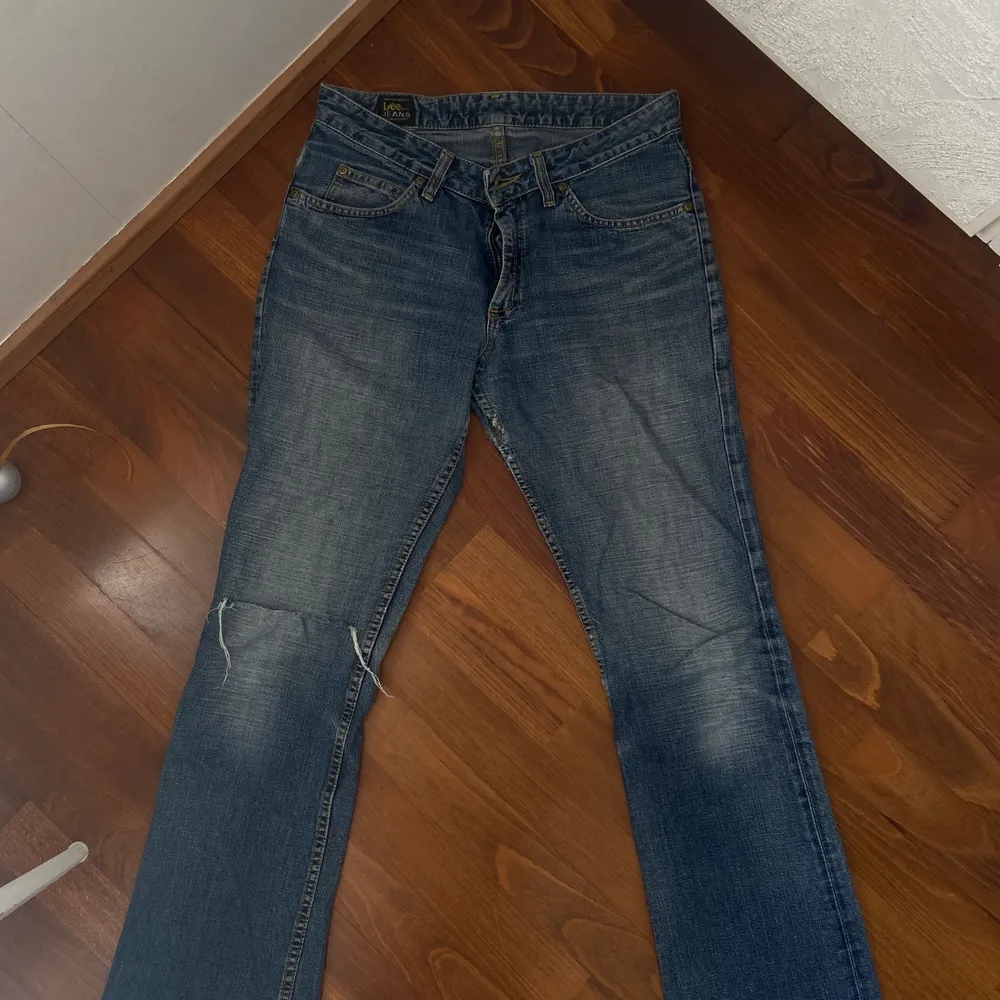 vintage bootcut jeans från lee med hål på ena knät, lite slitningar på insida lår därav priset!. Jeans & Byxor.