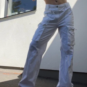 Vita Cargo byxor  - Vita Cargo i 38. Säljer då jag äger ett par liknande, använda fåtal gånger och därav inga fläckar eller andra defekter. 350kr🤍