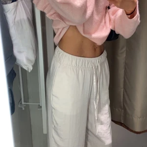 Linnebyxor 100% polyester - Populära byxor från h&m, knappt använda men väldigt bekväma och svala. Slutsålda. Passar mig som är ca 170 men även på kortare personer❤️💕säljer ENDAST vid bra bud då jag själv gillar dom - frakt 66kr! Har massa andra bilder så det är bara a