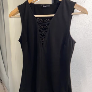 Guess topp  - Jättefin topp från guess, inte säker på om jag vill sälja men lägger ut för intressekoll. Storlek XS, bra skick