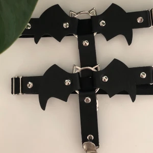 Lårband/strumpspänne  - Oanvända lårband, vet inte riktigt storleken förutom att den är för liten för lite större människor. Jag har storlek l/xl på byxor och dom är för små för mig.