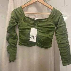 Tröja från Zara medium (passar en med small) liten i storlek  - Obs! Du får själv stå för fraktkostnaden😊