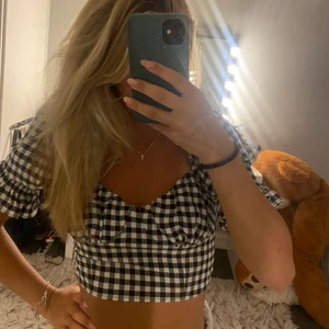 Topp - säljer denna super fina rutiga topp då den är helt oanvänd. Jag bär storlek 34❤️💕