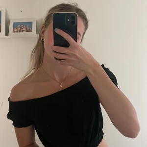 Off shoulder topp - Svart off shoulder topp nu till sommaren🙏🏼 det är broderier i och superskön 😍 passar även en S