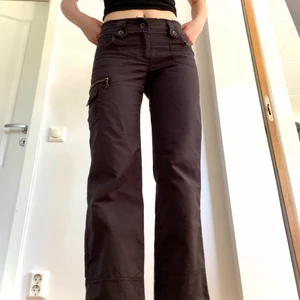 Så snygga byxor -  De har ”slitsar” längst ner så man kan ändra om man vill ha dem mindre vida. De sitter perfekt för mig som har storlek 36 i byxor och de är vidare nertill. Färgen är mer grå i verkligheten!