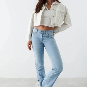 Bootcut jeans - Bilderna är extremt orättvisa. Ljusblåa jeans med bootcut. Samma passform som på bilden, bara att dem är lite mer mid waisted