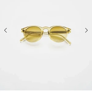 Chimi solglasögon  - Säljer mina helt oanvända gula chimi solglasögon i modellen 003, super coola och fina till sommaren💛💛