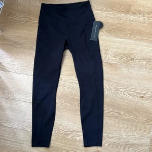 träningsbyxor  - storlek S, fick i present av släkt från USA, de köpte i fel storlek, har aldrig använt dem, sjukt bra material, formar kroppen bra.  nypris: 78 $ (ca 780kr) mitt pris: 350kr köpare står för frakt