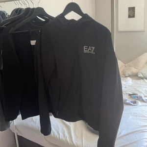 Ea7 emporio armani vindjacka  - Bra skick dock är dragkedjan utbytt Storlek M men passar S 