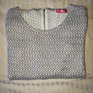 Vit/grå tröja - Fin tröja i zickzack mönster. Dragkedja i nacken.