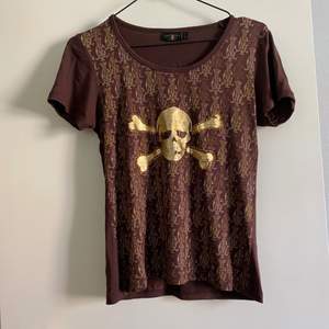 Säljer denna bruna Christian Audigier t-shirt. 🤎Fint skick. Storlek L. Skulle säga att den är en liten L/ en medium. Tar swish och postar spårbart.😊 