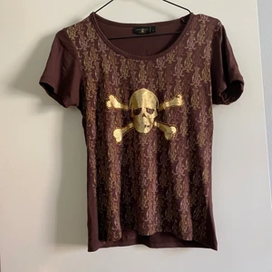 Christian Audigier tshirt - Säljer denna bruna Christian Audigier t-shirt. 🤎Fint skick. Storlek L. Skulle säga att den är en liten L/ en medium. Tar swish och postar spårbart.😊 