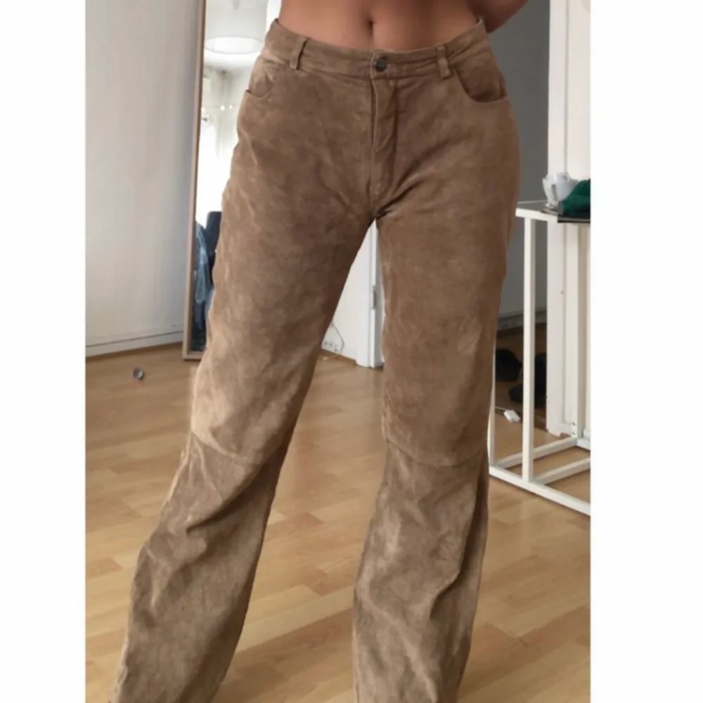 Säljer mina favorit-suedebyxor thriftade från Humana :) Storlek 30 men jag har själv storlek 27 och de sitter bra i midwaisted lite lösare passform. 200kr+frakt 🍀🫶. Jeans & Byxor.