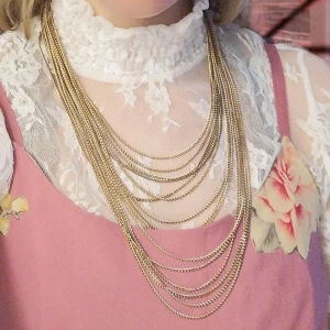 Halsband - Guldhalsband. Kommer se till att packa det så det inte trasslar ihop sig. fler bilder kan tas vid intresse. 